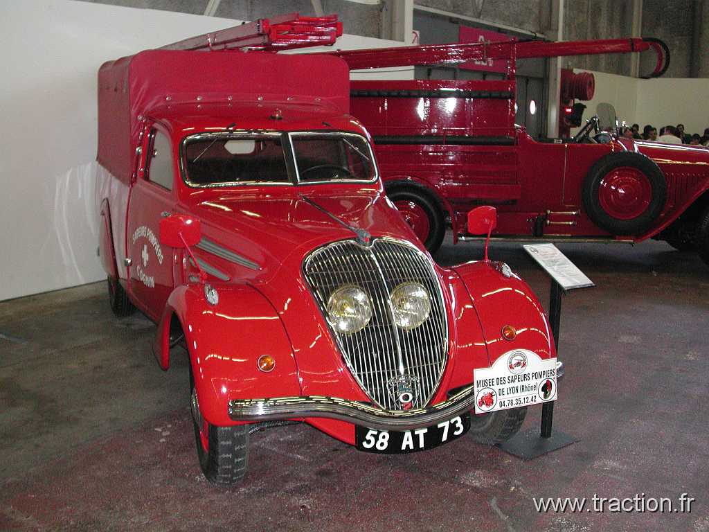 2002-10-27 Lyon 021.jpg - 27/10/2002 - 69000 LYON24me Salon POQU'AUTO - Hall 01Muse des Sapeurs Pompiers de LyonPEUGEOT 402 - 1936 - Sapeurs Pompiers de COGNIN (73160)